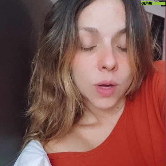 Letícia Tomazella Instagram - O Brasil é imenso. E, embora o teatro não goste do sotaque caipira, que é meu sotaque-mãe, decidi trazê-lo de volta. Sou nascida e criada numa pequeniníssima cidade chamada Monte Azul Paulista, onde minha família vive até hoje, e essa caipirice maravilhosa pra sempre estará dentro de mim, porque é o que sou: uma caipira. Eu amo ser caipira. Lembro de como São Paulo me recebeu bem, amo essa pauliceia desvairada, e não troco aqui por nada. Mas o paulistano médio menospreza seus caipiras, e a cidade às vezes era assustadora pra mim. A malícia necessária pra andar nas ruas, a quantidade de gente e de possibilidades, o medo da violência, a paixão pela diversidade, é tanta coisa junta e misturada... Mas algo da caipira que chegou aqui sozinha pra sempre vai me habitar. E meu sotaque é a celebração disso. AmoRRR... CaloRRR... VentiladoRRR. Retomei meus erres. Retomei meus eus. Só isso mesmo. Beijos noceis tudo! ❤️