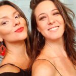 Letícia Tomazella Instagram - Uma sequência de fotos aleatórias nossas pra contar que hoje é aniversário de uma das mulheres mais importantes da minha vida. Minha dupla, "que Letícia? A Canna ou a Toma?", minha amiga, irmã, parceira de andança árdua e louca nesse planetão estranho e belo. Ela nasceu no dia de Santa Luzia, e talvez por isso recebeu a bênção de ter os olhos mais lindos do mundo. Não só pela cor deles nem apenas pelo belo formato amendoado, mas pela forma como eles, essas esmeraldas, enxergam o mundo: uma profundeza verde-água, como aquelas lagoas em grutas misteriosas, e o mundo pra ela (e pra eles, seus olhos-esmeralda) é isso, esse encanto dionisíaco, uma aventura em lugares onde se encontram morcegos e ouro. Ela sabe tanto sobre a Alma, que o próprio Dioniso não permitiu que ela não fosse atriz. Lembro de ele dizer: desça e seja! E assim se fez a luz. Ela tinha que estar lá, nos palcos, nos sets, colocando máscaras e evocando seres, mostrando que a pluralidade é também unidade. E como brilha quando está em cena, meu Deus... Eu amo vê-la atuar. Ela atua com vísceras, coração e com seus olhos-lagoa-esmeralda. Então ela é essa profundidade toda, sabe fazer andanças na escuridão, dançar com serpentes, reivindicar prazeres, fazer fogueira (ela é o próprio fogo, que aquece e ilumina a gente), sabe gritar reivindicações, esbravejar dores, atrair amores, sabe gargalhar alto, aquele riso que quebra demanda e traz alegria onde quer que seja. Laroyê, mulher! Ela é mais, muito mais que essas metáforas todas, porque ela é a própria poesia. E como se não bastasse tudo isso, esse poder, selvageria e inteligência... Ela ainda é uma GOSTOSA do c@r@lh*!!! ❤️ Te amo @leticiacannavale Feliz aniversário! Você merece todas as bênçãos que todos os deuses e deusas são capazes de conceder! 🍀🍾 Evoé!
