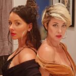 Letícia Tomazella Instagram - Uma sequência de fotos aleatórias nossas pra contar que hoje é aniversário de uma das mulheres mais importantes da minha vida. Minha dupla, "que Letícia? A Canna ou a Toma?", minha amiga, irmã, parceira de andança árdua e louca nesse planetão estranho e belo. Ela nasceu no dia de Santa Luzia, e talvez por isso recebeu a bênção de ter os olhos mais lindos do mundo. Não só pela cor deles nem apenas pelo belo formato amendoado, mas pela forma como eles, essas esmeraldas, enxergam o mundo: uma profundeza verde-água, como aquelas lagoas em grutas misteriosas, e o mundo pra ela (e pra eles, seus olhos-esmeralda) é isso, esse encanto dionisíaco, uma aventura em lugares onde se encontram morcegos e ouro. Ela sabe tanto sobre a Alma, que o próprio Dioniso não permitiu que ela não fosse atriz. Lembro de ele dizer: desça e seja! E assim se fez a luz. Ela tinha que estar lá, nos palcos, nos sets, colocando máscaras e evocando seres, mostrando que a pluralidade é também unidade. E como brilha quando está em cena, meu Deus... Eu amo vê-la atuar. Ela atua com vísceras, coração e com seus olhos-lagoa-esmeralda. Então ela é essa profundidade toda, sabe fazer andanças na escuridão, dançar com serpentes, reivindicar prazeres, fazer fogueira (ela é o próprio fogo, que aquece e ilumina a gente), sabe gritar reivindicações, esbravejar dores, atrair amores, sabe gargalhar alto, aquele riso que quebra demanda e traz alegria onde quer que seja. Laroyê, mulher! Ela é mais, muito mais que essas metáforas todas, porque ela é a própria poesia. E como se não bastasse tudo isso, esse poder, selvageria e inteligência... Ela ainda é uma GOSTOSA do c@r@lh*!!! ❤️ Te amo @leticiacannavale Feliz aniversário! Você merece todas as bênçãos que todos os deuses e deusas são capazes de conceder! 🍀🍾 Evoé!