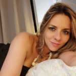 Letícia Tomazella Instagram - Plutoniana. (E pra aproveitar o restante da maquiagem da filmagem noturna de ontem... 🎬 um longa delícia!) Ando com preguiça de postar com frequência. Parei de fazer aqueles meus vídeos filosóficos - um dia acho que volto. É que a vida nas redes é bem esquisita, convenhamos. Há "gente de bem" que dispara o ódio por toda parte e enche nosso saco. O ser humano de bem é bem estranho. E a rede social... A gente sabe que precisa dela, como antigamente precisávamos ir sempre às festas - dizem que quem não é visto não é lembrado. Ph0da, às vezes a gente deveria querer (e poder) não ser lembrado mesmo, e finalmente relaxar. Mas ser lembrado enche o bolso, dentre outras coisas, então a gente fica tendo que ser visto. E tem ainda o peso na consciência de não "produzir conteúdo". Tem que produzir. Tem que fazer. Tem que ser engajada, tem que mostrar que é inteligente, articulada, criativa. Tem que mostrar. Mas, moço... Eu tô sendo. Sendo mil coisas. Não vale? Não, querida. Não basta ser, tem que mostrar ser. Tá bom. Oi, tô mostrando. Tô mostrando aqui que faço a linha sensuellen aos 37, mesmo que quase nunca eu me sinta linda e plena nos últimos tempos, porque, sei lá, a sociedade massacra, o emocional exaure e também a banda já deu o tom: "cansei de ser sexy". Cansei nada, só não tô conseguindo. Não com a mesma frequência de outrora (eu já usava essa palavra aos 19). Nesta noite, pós filmagem, sensualizei e fotografei. E tô mostrando. Quero me relembrar, diariamente se possível, que estar bonita e plena é meu direito divino, e não há pessoa, idade ou hormônio que deva me fazer pensar mal de mim. Eles fazem, mas eu decidi resistir. Resistir a sei lá o que exatamente, mas resistência é a palavra certa. E tá na moda. E faz sentido. Abordei mil assuntos nesse mesmo texto e não me aprofundei em nenhum. Fod4-s3. ❤️ Como a gente acorda reflexiva num dia de folga... #bomdia