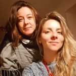 Letícia Tomazella Instagram - Uma sequência de fotos aleatórias nossas pra contar que hoje é aniversário de uma das mulheres mais importantes da minha vida. Minha dupla, "que Letícia? A Canna ou a Toma?", minha amiga, irmã, parceira de andança árdua e louca nesse planetão estranho e belo. Ela nasceu no dia de Santa Luzia, e talvez por isso recebeu a bênção de ter os olhos mais lindos do mundo. Não só pela cor deles nem apenas pelo belo formato amendoado, mas pela forma como eles, essas esmeraldas, enxergam o mundo: uma profundeza verde-água, como aquelas lagoas em grutas misteriosas, e o mundo pra ela (e pra eles, seus olhos-esmeralda) é isso, esse encanto dionisíaco, uma aventura em lugares onde se encontram morcegos e ouro. Ela sabe tanto sobre a Alma, que o próprio Dioniso não permitiu que ela não fosse atriz. Lembro de ele dizer: desça e seja! E assim se fez a luz. Ela tinha que estar lá, nos palcos, nos sets, colocando máscaras e evocando seres, mostrando que a pluralidade é também unidade. E como brilha quando está em cena, meu Deus... Eu amo vê-la atuar. Ela atua com vísceras, coração e com seus olhos-lagoa-esmeralda. Então ela é essa profundidade toda, sabe fazer andanças na escuridão, dançar com serpentes, reivindicar prazeres, fazer fogueira (ela é o próprio fogo, que aquece e ilumina a gente), sabe gritar reivindicações, esbravejar dores, atrair amores, sabe gargalhar alto, aquele riso que quebra demanda e traz alegria onde quer que seja. Laroyê, mulher! Ela é mais, muito mais que essas metáforas todas, porque ela é a própria poesia. E como se não bastasse tudo isso, esse poder, selvageria e inteligência... Ela ainda é uma GOSTOSA do c@r@lh*!!! ❤️ Te amo @leticiacannavale Feliz aniversário! Você merece todas as bênçãos que todos os deuses e deusas são capazes de conceder! 🍀🍾 Evoé!