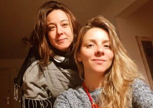 Letícia Tomazella Instagram - Uma sequência de fotos aleatórias nossas pra contar que hoje é aniversário de uma das mulheres mais importantes da minha vida. Minha dupla, "que Letícia? A Canna ou a Toma?", minha amiga, irmã, parceira de andança árdua e louca nesse planetão estranho e belo.

Ela nasceu no dia de Santa Luzia, e talvez por isso recebeu a bênção de ter os olhos mais lindos do mundo. Não só pela cor deles nem apenas pelo belo formato amendoado, mas pela forma como eles, essas esmeraldas, enxergam o mundo: uma profundeza verde-água, como aquelas lagoas em grutas misteriosas, e o mundo pra ela (e pra eles, seus olhos-esmeralda) é isso, esse encanto dionisíaco, uma aventura em lugares onde se encontram morcegos e ouro. 

Ela sabe tanto sobre a Alma, que o próprio Dioniso não permitiu que ela não fosse atriz. Lembro de ele dizer: desça e seja! E assim se fez a luz. Ela tinha que estar lá, nos palcos, nos sets, colocando máscaras e evocando seres, mostrando que a pluralidade é também unidade. E como brilha quando está em cena, meu Deus... Eu amo vê-la atuar. Ela atua com vísceras, coração e com seus olhos-lagoa-esmeralda.

Então ela é essa profundidade toda, sabe fazer andanças na escuridão, dançar com serpentes, reivindicar prazeres, fazer fogueira (ela é o próprio fogo, que aquece e ilumina a gente), sabe gritar reivindicações, esbravejar dores, atrair amores, sabe gargalhar alto, aquele riso que quebra demanda e traz alegria onde quer que seja. Laroyê, mulher!

Ela é mais, muito mais que essas metáforas todas, porque ela é a própria poesia.

E como se não bastasse tudo isso, esse poder, selvageria e inteligência... Ela ainda é uma GOSTOSA do c@r@lh*!!! ❤️

Te amo @leticiacannavale

Feliz aniversário! Você merece todas as bênçãos que todos os deuses e deusas são capazes de conceder! 🍀🍾
Evoé!