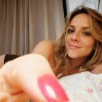 Letícia Tomazella Instagram - Plutoniana. (E pra aproveitar o restante da maquiagem da filmagem noturna de ontem... 🎬 um longa delícia!) Ando com preguiça de postar com frequência. Parei de fazer aqueles meus vídeos filosóficos - um dia acho que volto. É que a vida nas redes é bem esquisita, convenhamos. Há "gente de bem" que dispara o ódio por toda parte e enche nosso saco. O ser humano de bem é bem estranho. E a rede social... A gente sabe que precisa dela, como antigamente precisávamos ir sempre às festas - dizem que quem não é visto não é lembrado. Ph0da, às vezes a gente deveria querer (e poder) não ser lembrado mesmo, e finalmente relaxar. Mas ser lembrado enche o bolso, dentre outras coisas, então a gente fica tendo que ser visto. E tem ainda o peso na consciência de não "produzir conteúdo". Tem que produzir. Tem que fazer. Tem que ser engajada, tem que mostrar que é inteligente, articulada, criativa. Tem que mostrar. Mas, moço... Eu tô sendo. Sendo mil coisas. Não vale? Não, querida. Não basta ser, tem que mostrar ser. Tá bom. Oi, tô mostrando. Tô mostrando aqui que faço a linha sensuellen aos 37, mesmo que quase nunca eu me sinta linda e plena nos últimos tempos, porque, sei lá, a sociedade massacra, o emocional exaure e também a banda já deu o tom: "cansei de ser sexy". Cansei nada, só não tô conseguindo. Não com a mesma frequência de outrora (eu já usava essa palavra aos 19). Nesta noite, pós filmagem, sensualizei e fotografei. E tô mostrando. Quero me relembrar, diariamente se possível, que estar bonita e plena é meu direito divino, e não há pessoa, idade ou hormônio que deva me fazer pensar mal de mim. Eles fazem, mas eu decidi resistir. Resistir a sei lá o que exatamente, mas resistência é a palavra certa. E tá na moda. E faz sentido. Abordei mil assuntos nesse mesmo texto e não me aprofundei em nenhum. Fod4-s3. ❤️ Como a gente acorda reflexiva num dia de folga... #bomdia