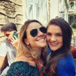 Letícia Tomazella Instagram - Eu e a @liviainhudes temos bochechas que dialogam e facilmente poderíamos ser mãe e filha na ficção. Fora que eu amo essa garota. 💜 E atrás temos esse gato do @cauecamposs (que já foi meu filho na ficção) querendo participar da foto (ja tem uma dele aqui no meu feed, pois eu amo esse garoto! ❤️)