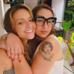 Letícia Tomazella Instagram - Minha vida é mesmo muito aquariana... Bom, o ano era 2018 e o Sessé me disse: "você precisa conhecer a Julia, ela é muito engraçada e vocês têm um jeito muito parecido. E ela é neta do Nelson Rodrigues." Pensei: "que incrível! Fiz mestrado sobre a obra do avô dela." Daí a vi pela primeira vez e vi que, além de tudo, ela tem esses seios fartos e maravilhosos, meu Deus, que mulher! Nos apaixonamos: viramos amigas em 5 minutos de conversa, viramos fã uma da outra, e começamos uma jornada incrível que culminou em um "filho" juntas: um podcast sobre maternidade e madrastidade, um projeto que nos acompanhou durante toda a pandemia e que foi riquíssimo de fazer. E que depois culminou ainda no meu livro de não-ficção, e no livro infantil dela, que é lindo. Nos tornamos uma família. A Ju escreve como ninguém (bom... Neta de quem é e filha de quem é, não era pra menos). Escreve roteiros numa velocidade chocante e com uma qualidade impressionante. É uma escrita dinâmica, fluida, um humor inteligente... Ela realmente merece brilhar muito nessa vida! Eu amo quando a gente se encontra pra brindar e gargalha a noite toda. Eu amo o sotaque absurdamente carioca que ela tem. Eu amo os peitos dela. E eu amo que ela faz pose de irmã mais velha comigo. Ju, hoje é seu dia. E escrevo tudo isso pra te desejar o ciclo mais lindo que você já teve até hoje! Que seja doce, próspero, rico! Te amo! ❤️ @divorcioeparentalidade