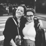 Letícia Tomazella Instagram - Minha vida é mesmo muito aquariana... Bom, o ano era 2018 e o Sessé me disse: "você precisa conhecer a Julia, ela é muito engraçada e vocês têm um jeito muito parecido. E ela é neta do Nelson Rodrigues." Pensei: "que incrível! Fiz mestrado sobre a obra do avô dela." Daí a vi pela primeira vez e vi que, além de tudo, ela tem esses seios fartos e maravilhosos, meu Deus, que mulher! Nos apaixonamos: viramos amigas em 5 minutos de conversa, viramos fã uma da outra, e começamos uma jornada incrível que culminou em um "filho" juntas: um podcast sobre maternidade e madrastidade, um projeto que nos acompanhou durante toda a pandemia e que foi riquíssimo de fazer. E que depois culminou ainda no meu livro de não-ficção, e no livro infantil dela, que é lindo. Nos tornamos uma família. A Ju escreve como ninguém (bom... Neta de quem é e filha de quem é, não era pra menos). Escreve roteiros numa velocidade chocante e com uma qualidade impressionante. É uma escrita dinâmica, fluida, um humor inteligente... Ela realmente merece brilhar muito nessa vida! Eu amo quando a gente se encontra pra brindar e gargalha a noite toda. Eu amo o sotaque absurdamente carioca que ela tem. Eu amo os peitos dela. E eu amo que ela faz pose de irmã mais velha comigo. Ju, hoje é seu dia. E escrevo tudo isso pra te desejar o ciclo mais lindo que você já teve até hoje! Que seja doce, próspero, rico! Te amo! ❤️ @divorcioeparentalidade