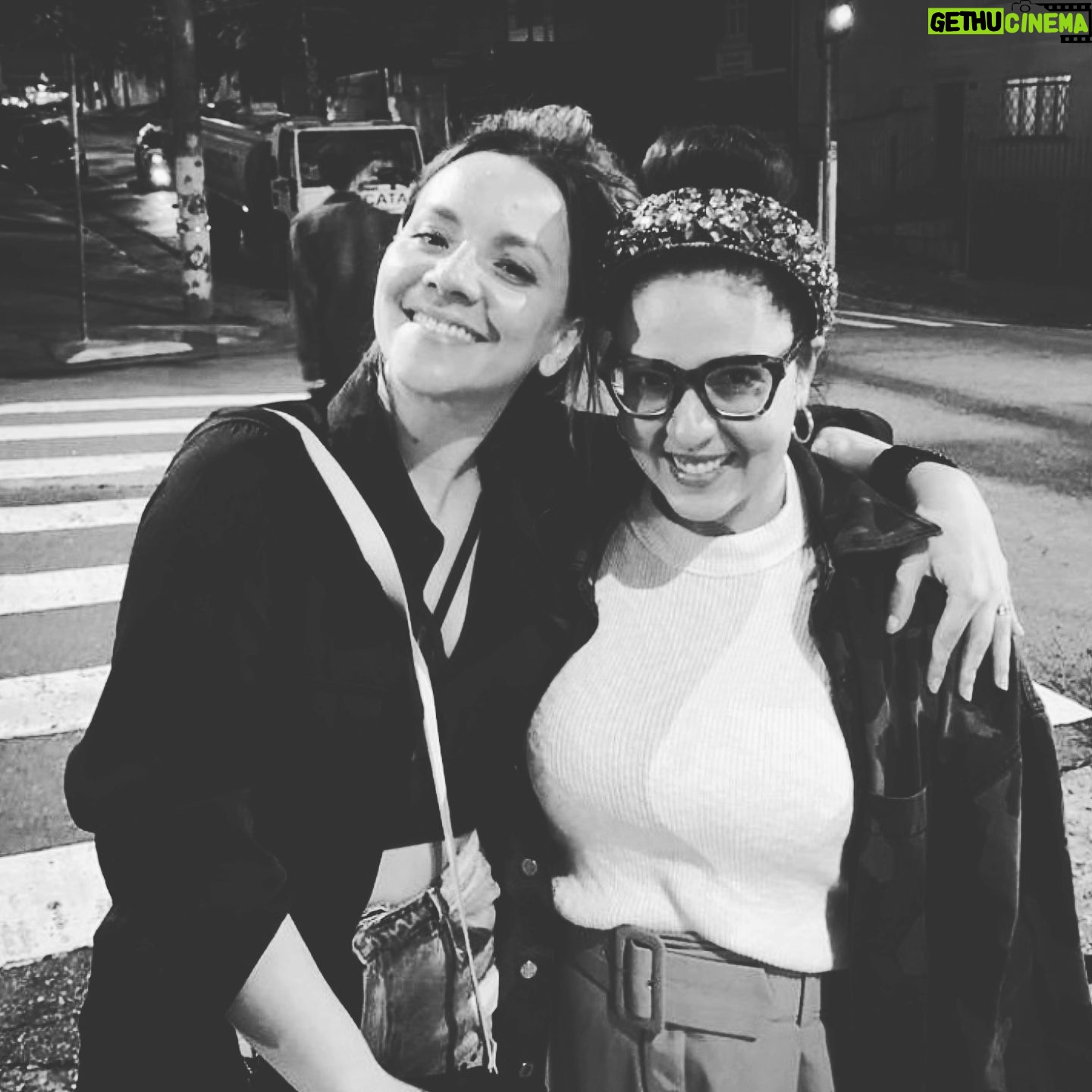 Letícia Tomazella Instagram - Minha vida é mesmo muito aquariana... Bom, o ano era 2018 e o Sessé me disse: "você precisa conhecer a Julia, ela é muito engraçada e vocês têm um jeito muito parecido. E ela é neta do Nelson Rodrigues." Pensei: "que incrível! Fiz mestrado sobre a obra do avô dela." Daí a vi pela primeira vez e vi que, além de tudo, ela tem esses seios fartos e maravilhosos, meu Deus, que mulher! Nos apaixonamos: viramos amigas em 5 minutos de conversa, viramos fã uma da outra, e começamos uma jornada incrível que culminou em um "filho" juntas: um podcast sobre maternidade e madrastidade, um projeto que nos acompanhou durante toda a pandemia e que foi riquíssimo de fazer. E que depois culminou ainda no meu livro de não-ficção, e no livro infantil dela, que é lindo. Nos tornamos uma família. A Ju escreve como ninguém (bom... Neta de quem é e filha de quem é, não era pra menos). Escreve roteiros numa velocidade chocante e com uma qualidade impressionante. É uma escrita dinâmica, fluida, um humor inteligente... Ela realmente merece brilhar muito nessa vida! Eu amo quando a gente se encontra pra brindar e gargalha a noite toda. Eu amo o sotaque absurdamente carioca que ela tem. Eu amo os peitos dela. E eu amo que ela faz pose de irmã mais velha comigo. Ju, hoje é seu dia. E escrevo tudo isso pra te desejar o ciclo mais lindo que você já teve até hoje! Que seja doce, próspero, rico! Te amo! ❤️ @divorcioeparentalidade