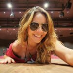 Letícia Tomazella Instagram - Sextou com gostinho de ensaio geral, porque amanhã estreia nossa peça em Brasília - e tem emoções que só o teatro proporciona. Tipo: céus, por que escolhi fazer isso mesmo? Dá muito trabalho e pouco reconhecimento, então por que, pra quê, meu coração acelerou, o público tá entrando, dá tempo de sair correndo? Sei lá, só sei que quando acaba, estamos quase sempre numa alegria orgasmática acendendo cigarros (eu nem fumo) do tipo "foi bom pra você?" e querendo agarrar a plateia. Respirando a sensação de missão cumprida. E com vontade de fazer mais. A gente é doido. Num teatro semi-arena como este, então, nem se fala: estamos todos juntos, bem juntos mesmo, num tipo de festa, tentando pensar sobre a vida - e rir dela um pouco. Uma comunhão. Obrigada @befelinto pela confiança, pela parceria e pelas infinitas risadas durante os ensaios. ❤️ Bom fim de semana, meu povo!