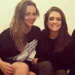 Letícia Tomazella Instagram - Hoje é o dia da minha Lilitoca. Minha posh-spice. Meu creme brulèe. A dona dos glúteos mais belos que os deuses já desenharam. A dona do sorriso mais sapeca. A dona do charme mundial. O olhar penetrante que te convida a sorrir. O coração generoso que te convida a se abrir. As mãos que não soltam as dos amigos jamais. Isso é tão poderoso. Que sortuda sou de ter @lisandracortez na minha vida. A gente se entendeu já no primeiro olhar. Aquarianas... Ela entende sobre amizade. Sobre lealdade. Sobre parceria. Ela entende sobre gargalhada, palhaçada, irreverência. Ela é a melhor parceira de coxia e camarim. E ela me deixa apalpar seu bumbum divino-maravilhoso (obrigada, Deus, pela abundância em minha vida!). Uma excelente ouvinte, tá sempre pronta pra ajudar os seus. Uma profunda pesquisadora de si, do ser humano e suas águas profundas. Uma estudiosa do espírito e do corpo. Uma pessoa que sabe o que é ser do bem: olhar o outro como a si mesmo. Quem tem Lili por perto realmente tem muito! Ela é essa riqueza toda... E merece que o universo lhe traga em triplo tudo de maravilhoso que ela é. Minha Lilitoca, que seu novo ciclo seja recheado de maravilhas! Abundância, realizações potentes, alegrias infinitas! Que a boa sorte te acompanhe todos os dias. 🍀❤️ Te amo.