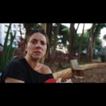 Letícia Tomazella Instagram - Todo músico pratica seu instrumento todo dia. Todo artista plástico se enfia no seu ateliê e cria e pinta e pratica. O ator precisa fazer a mesma coisa. Estudar todo dia, em livros e na experimentação cênica. Criar, pensar, experimentar. Ainda falando de fábulas pobres (veja meu post anterior), a questão é que como meu instrumento é meu corpo, meu rosto, minha voz, o mercado acaba nos encaixando no que é mais fácil. A gente, de alguma forma, vive louvando estereótipos. Mas um ator que estuda é capaz de dar vida ao que quer que seja, sobretudo se o tema ou a personagem lhe tocar de alguma forma. Maternidade (e a não-maternidade) é um tema caro pra mim. E a prostituição também. Ser put4 e mãe ao mesmo tempo, nas palavras da maioria delas, é impossível. A sociedade não deixa, não facilita. Apedreja. E daí que eu, que sempre fui a bonitona engraçada, também sou feia, esquisita, confusa, complexa, densa, sei lá, mil coisas. Somos muitas possibilidades. Então, exercitando aqui minha guitarra, escrevi uma cena - e sempre começo criando primeiro as personagens. Que depois viram cenas, que depois viram curtas. Já fiz outras prostitut4s, mas nunca uma tão desnuda de si. Editei um trecho curtinho aqui. Ainda é só uma experimentação. Texto e caracterização meus. Direção e montagem do @sergio.roizenblit. Beijos e bom fim de semana. 💜
