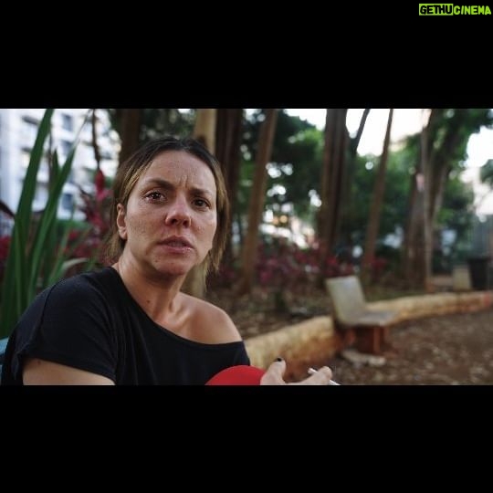 Letícia Tomazella Instagram - Todo músico pratica seu instrumento todo dia. Todo artista plástico se enfia no seu ateliê e cria e pinta e pratica. O ator precisa fazer a mesma coisa. Estudar todo dia, em livros e na experimentação cênica. Criar, pensar, experimentar. Ainda falando de fábulas pobres (veja meu post anterior), a questão é que como meu instrumento é meu corpo, meu rosto, minha voz, o mercado acaba nos encaixando no que é mais fácil. A gente, de alguma forma, vive louvando estereótipos. Mas um ator que estuda é capaz de dar vida ao que quer que seja, sobretudo se o tema ou a personagem lhe tocar de alguma forma. Maternidade (e a não-maternidade) é um tema caro pra mim. E a prostituição também. Ser put4 e mãe ao mesmo tempo, nas palavras da maioria delas, é impossível. A sociedade não deixa, não facilita. Apedreja. E daí que eu, que sempre fui a bonitona engraçada, também sou feia, esquisita, confusa, complexa, densa, sei lá, mil coisas. Somos muitas possibilidades. Então, exercitando aqui minha guitarra, escrevi uma cena - e sempre começo criando primeiro as personagens. Que depois viram cenas, que depois viram curtas. Já fiz outras prostitut4s, mas nunca uma tão desnuda de si. Editei um trecho curtinho aqui. Ainda é só uma experimentação. Texto e caracterização meus. Direção e montagem do @sergio.roizenblit. Beijos e bom fim de semana. 💜