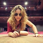Letícia Tomazella Instagram - Sextou com gostinho de ensaio geral, porque amanhã estreia nossa peça em Brasília - e tem emoções que só o teatro proporciona. Tipo: céus, por que escolhi fazer isso mesmo? Dá muito trabalho e pouco reconhecimento, então por que, pra quê, meu coração acelerou, o público tá entrando, dá tempo de sair correndo? Sei lá, só sei que quando acaba, estamos quase sempre numa alegria orgasmática acendendo cigarros (eu nem fumo) do tipo "foi bom pra você?" e querendo agarrar a plateia. Respirando a sensação de missão cumprida. E com vontade de fazer mais. A gente é doido. Num teatro semi-arena como este, então, nem se fala: estamos todos juntos, bem juntos mesmo, num tipo de festa, tentando pensar sobre a vida - e rir dela um pouco. Uma comunhão. Obrigada @befelinto pela confiança, pela parceria e pelas infinitas risadas durante os ensaios. ❤️ Bom fim de semana, meu povo!