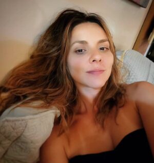 Letícia Tomazella Instagram - É sábado e você ouve ao longe um som de balada. Um som recorrente que te traz melancolia.  Uma melancolia boa. Aquela coisa de: estão festejando e não estou lá. Aquela coisa de estar sozinha e ter prazer nisso e ter um certo desgosto ao mesmo tempo.  Você ouve o som ao longe e não está naquela balada, primeiro por não querer, prefere a liberdade da cama, segundo por não saber bem que balada é essa. Onde é? Se vale o desgaste, se vale a vitalidade empregada. Eu talvez dançasse muito lá. Um som ao fundo que denota gente animada se divertindo. No geral, pessoas de menos de 30. Você se lembra da adolescência e sorri. Que metabolismo. Depois interrompe o sorriso lembrando do naipe da galera da sua adolescência. Então, respira o alívio, a vida é mais generosa do que parece. 
Aí aumenta o som lá longe, que festança. Gente jovem reunida.
É sábado e você está fora de casa, em outro estado, e descobre que prefere enfiar os pés em edredons impessoais a ter que lidar com paetês e batons. 
É sábado e você bebe sozinha, porque sim. É sábado e, verdade verdadeira, tanto faz: eles que dancem, que eu vou é fazer coisas simples. A música aumenta lá fora. E aqui dentro. 
Eu às vezes amo o que não vivi.

Boa noite. 🌙