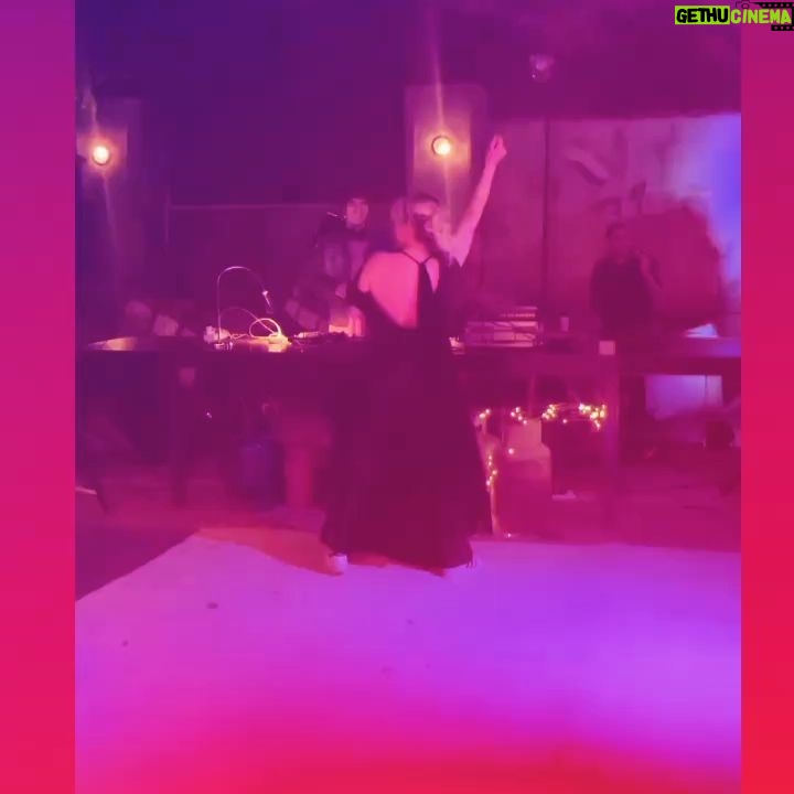 Leticia Brédice - 2.6K Likes - #LAUNO
#cuandoestemprano
#altafiesta
@launoeltrece
@polkaprod
@somosjecan
@ginmerle
(Meme, juan)
@agustinacherriok
TODES
MUY HERMOSA FIESTA
Les amo fuerte
Gracias
Gracias Gracias