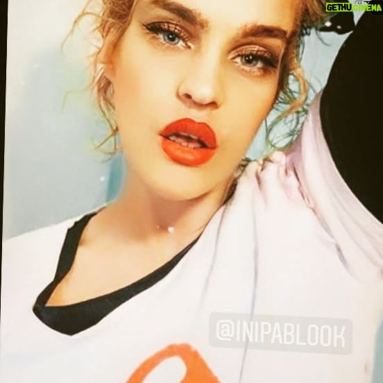 Leticia Brédice - 2K Likes - domingo
tea tro sanador
urgencia en la
industria nacional
VIVA nuestra cultura
identidad