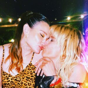 Leticia Brédice Instagram - @launoeltrece 

@lalilalig 
Te amo