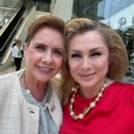 Leticia Calderón Instagram - Nuevamente juntas @raquelmorellmx con personajes y relación muy diferente @miamorsintiempo Feliz de verte Ma.