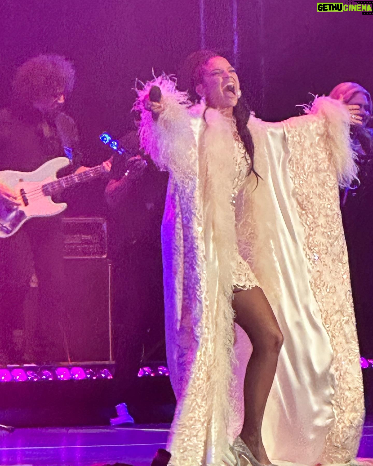Leticia Calderón Instagram - Fantástico el concierto de @nataliajimenezoficial