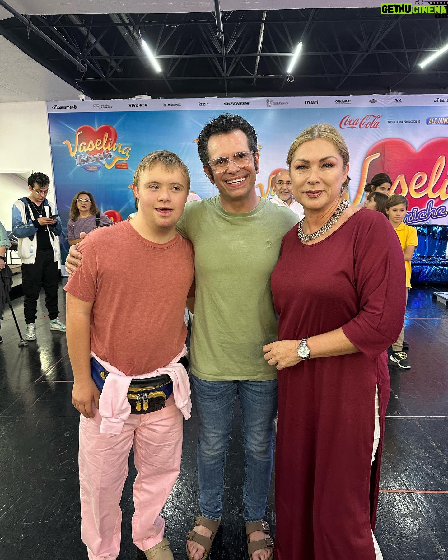 Leticia Calderón Instagram - “Vaselina” un clásico imperdible @vaselinamexico Gracias @diegoschoening Gracias @yahirmusic Gracias @erikrubinoficial Gracias @garza_alardin_mariana Gracias @bennyibarra
