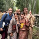 Leticia Calderón Instagram - 1.-árbol emblemático de Japón “Sakura”. 2.-Me emocioné al ver el tren de la Hello Kitty. 3.-Templo dorado “Kin Kami Ji”. 5.-Para mi flores exóticas. Preciosas. 6.-Vimos muchas personas usando el traje típico kimono (hay más de 10, 12 tipos de kimono) (el traje de los hombres se llama kimono montsuki). 7.-Bosque de bambú “Arashiyama”. 8.-vean el grosor (había más gruesos). 9.-nos tocó otra boda. 10.-y estas personas admirables (les dicen piernudos). Las calles no siempre estas planas, hay muchas subidas.