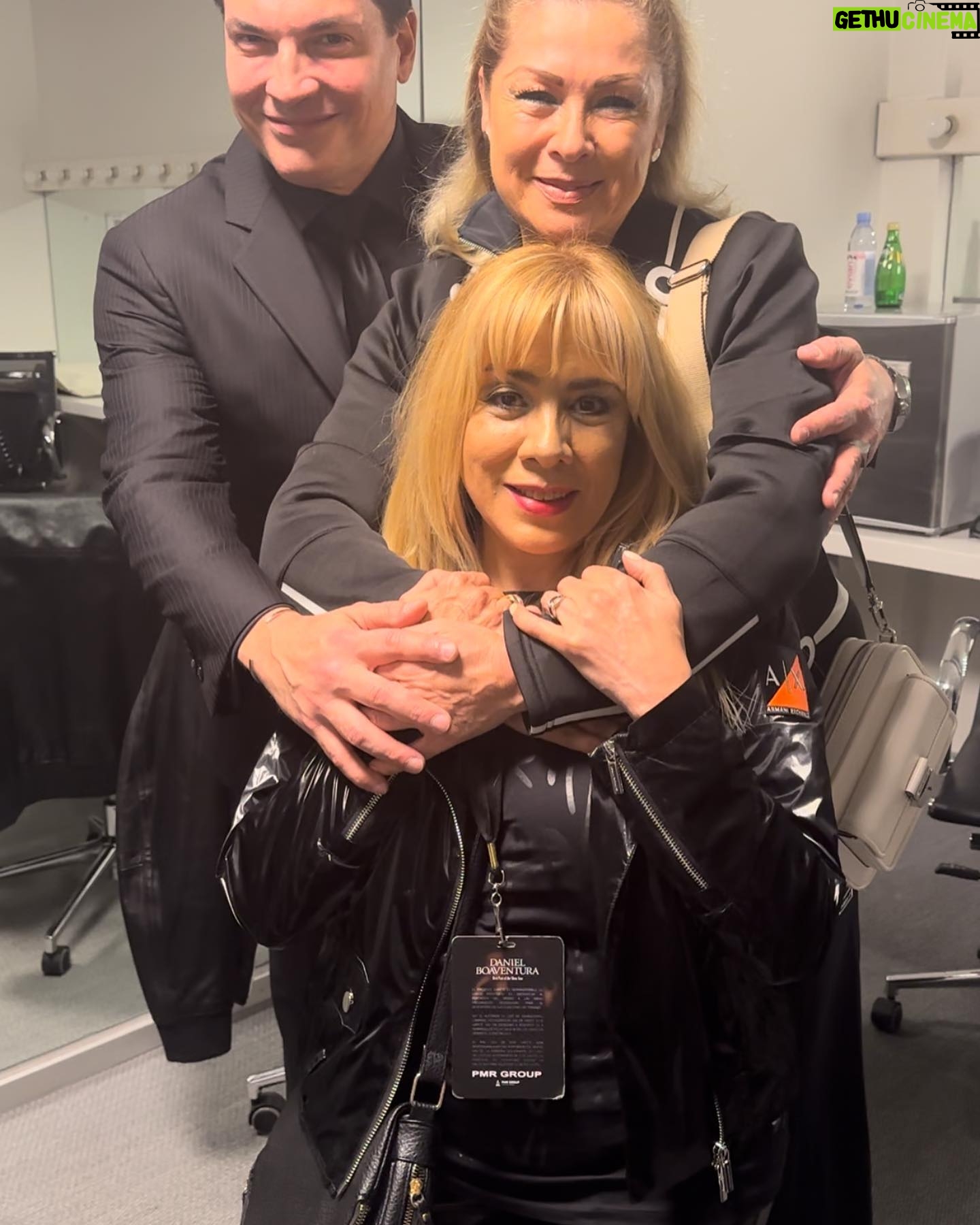 Leticia Calderón Instagram - @danielboaventura !Que voz!, Que agradable!, Que show! Primer artista que veo que llama a todos sus músicos y coristas a dar las gracias con él. A eso le llamo grandeza. Gracias Marcelo, Perla y José Luis @rioromamx