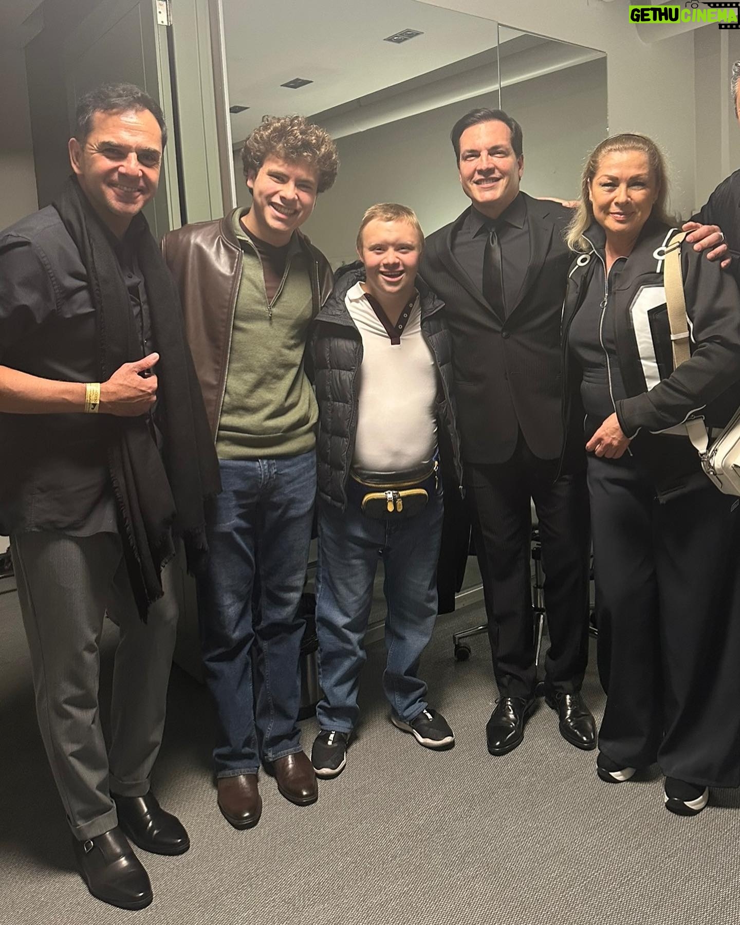 Leticia Calderón Instagram - @danielboaventura !Que voz!, Que agradable!, Que show! Primer artista que veo que llama a todos sus músicos y coristas a dar las gracias con él. A eso le llamo grandeza. Gracias Marcelo, Perla y José Luis @rioromamx