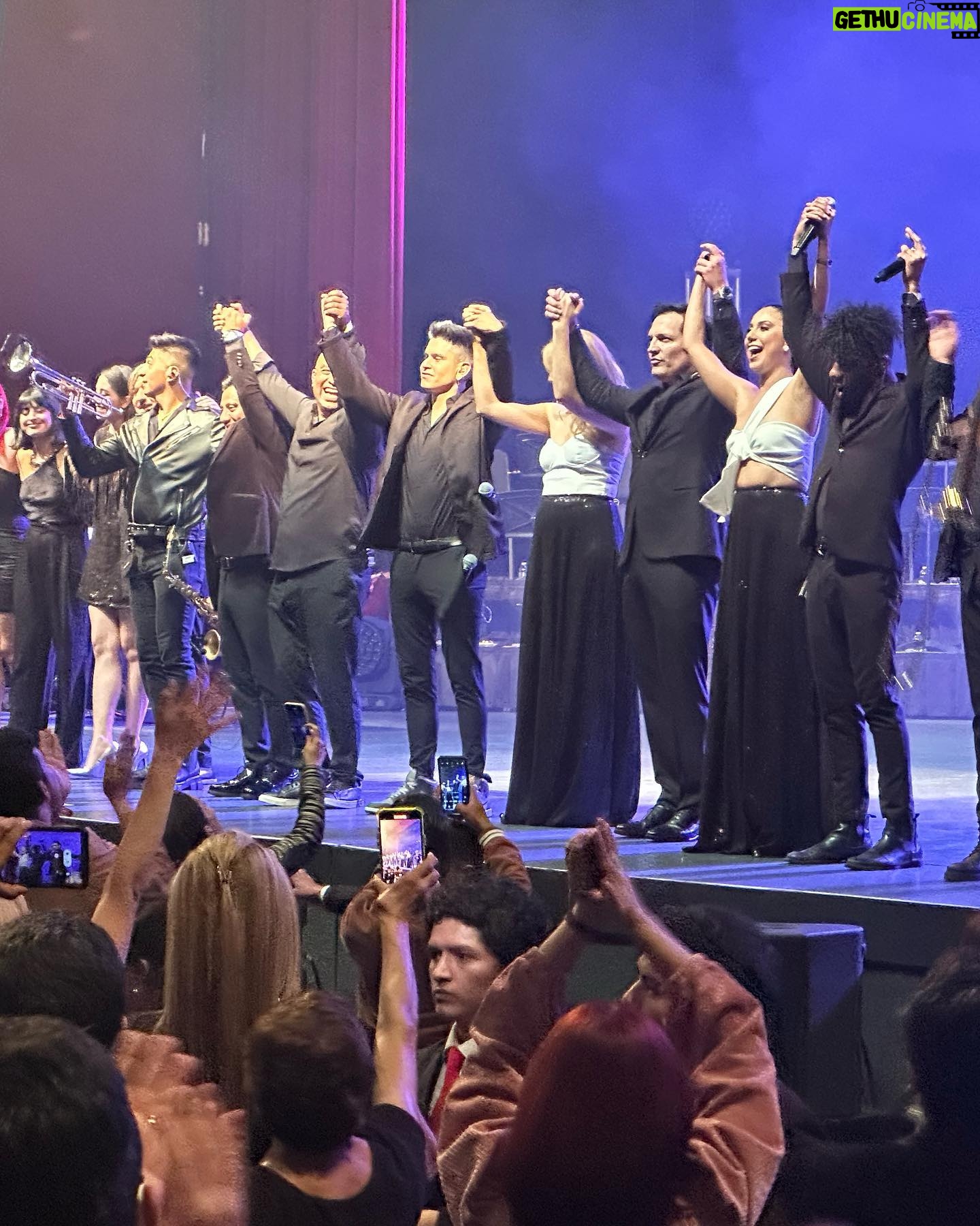 Leticia Calderón Instagram - @danielboaventura !Que voz!, Que agradable!, Que show! Primer artista que veo que llama a todos sus músicos y coristas a dar las gracias con él. A eso le llamo grandeza. Gracias Marcelo, Perla y José Luis @rioromamx