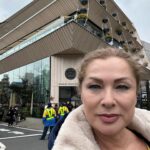 Leticia Calderón Instagram - Esperamos más de 2 horas para entrar en este starbucks de 5 pisos en Tokio donde a demás de vender snacks, tés, deliciosos postres y por supuesto una gran variedad de cafés te enseñan el proceso del café. Realmente fantástico.