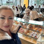 Leticia Calderón Instagram - Esperamos más de 2 horas para entrar en este starbucks de 5 pisos en Tokio donde a demás de vender snacks, tés, deliciosos postres y por supuesto una gran variedad de cafés te enseñan el proceso del café. Realmente fantástico.