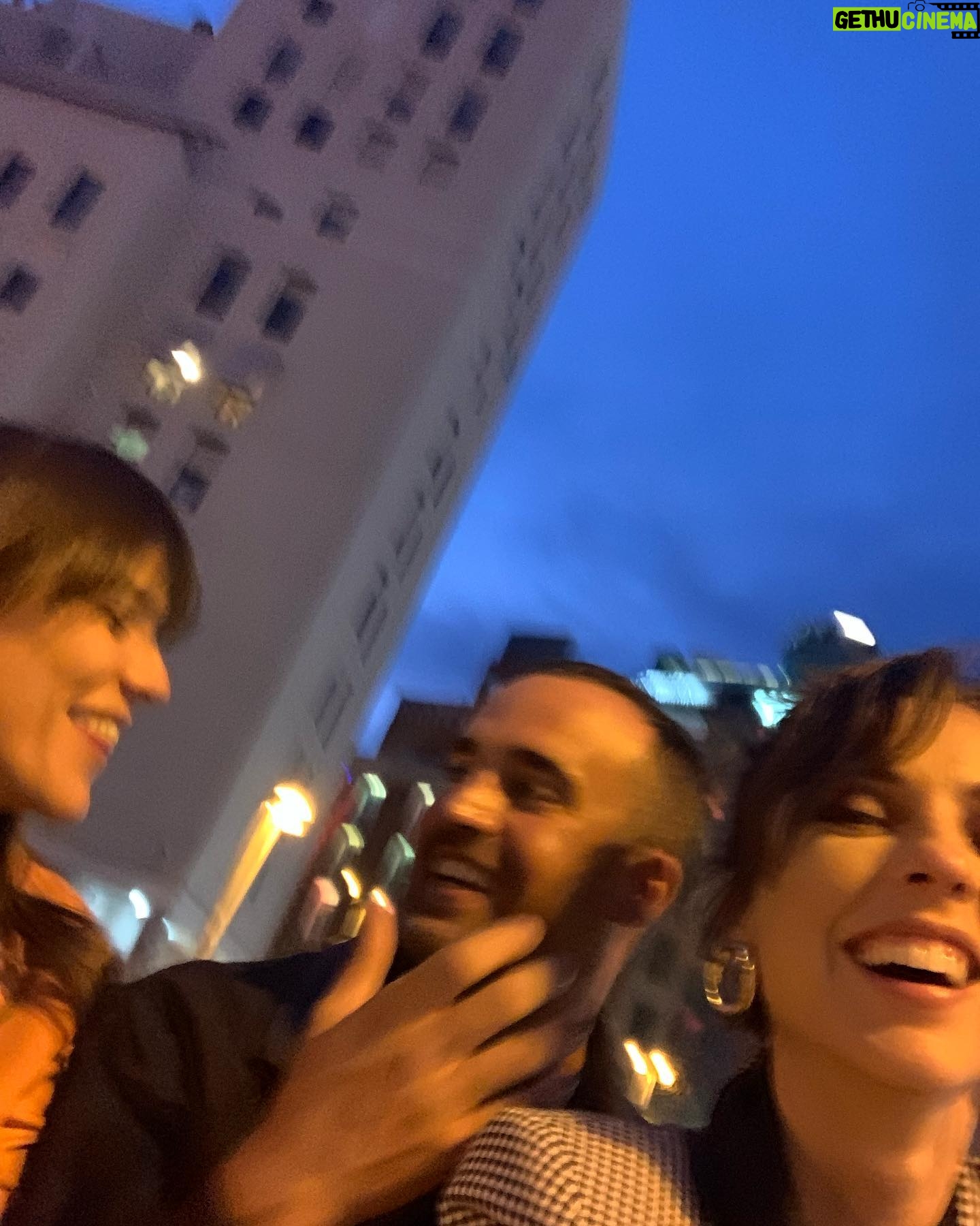 Leticia Dolera Instagram - Ayer fue un día intenso en Madrid donde tuve tiempo para todo: presentación de Pubertat por la mañana, reescritura del capítulo 5, mini siesta, parada en evento de @loewe, presentación por la noche de la temporada del año que viene de @hbomaxes , charleta en la plaza con @antonio_abeledo y @fionavq y metida en la cama viendo un capítulo de HACKS a las once 😎✌🏼 Ah! Y sí, crucé el centro de Madrid en zapatillas de hotel. Ahora ya de vuelta hacia Barcelona para seguir con la pre-producción del que es, por ahora, el proyecto más complejo que he hecho jamás. 💪🏼 A por ello.