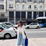 Leticia Dolera Instagram - Ayer fue un día intenso en Madrid donde tuve tiempo para todo: presentación de Pubertat por la mañana, reescritura del capítulo 5, mini siesta, parada en evento de @loewe, presentación por la noche de la temporada del año que viene de @hbomaxes , charleta en la plaza con @antonio_abeledo y @fionavq y metida en la cama viendo un capítulo de HACKS a las once 😎✌🏼 Ah! Y sí, crucé el centro de Madrid en zapatillas de hotel. Ahora ya de vuelta hacia Barcelona para seguir con la pre-producción del que es, por ahora, el proyecto más complejo que he hecho jamás. 💪🏼 A por ello.