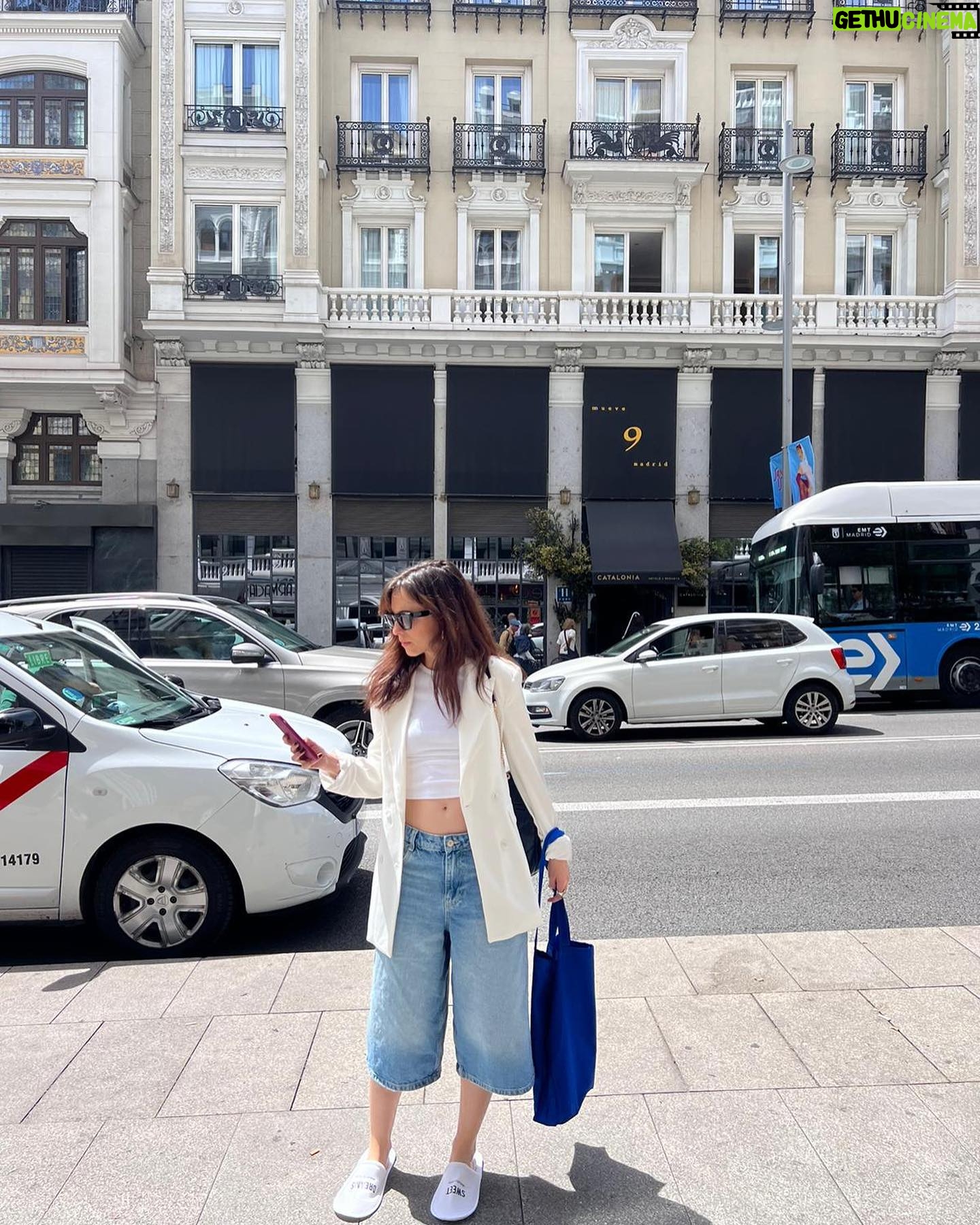 Leticia Dolera Instagram - Ayer fue un día intenso en Madrid donde tuve tiempo para todo: presentación de Pubertat por la mañana, reescritura del capítulo 5, mini siesta, parada en evento de @loewe, presentación por la noche de la temporada del año que viene de @hbomaxes , charleta en la plaza con @antonio_abeledo y @fionavq y metida en la cama viendo un capítulo de HACKS a las once 😎✌🏼 Ah! Y sí, crucé el centro de Madrid en zapatillas de hotel. Ahora ya de vuelta hacia Barcelona para seguir con la pre-producción del que es, por ahora, el proyecto más complejo que he hecho jamás. 💪🏼 A por ello.