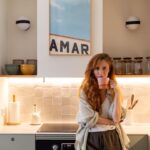 Leticia Dolera Instagram – Cada día me preparo el café de la mañana con esta foto de @lamira.tv presidiendo mi cocina. Me recuerda un verbo importante y radical.
También que en la vida todo es una cuestión de foco y perspectiva, pues en realidad AMAR es solo un trozo de palabra, cuatro letras de una palabra más larga, de un mural que decía otra cosa y del que @lamira.tv decidió captar solo una parte. La mejor parte.
Gracias @somosnido por descubrirme a esta fantástica artista que además resulta ser una mujer divertidísima y súper maja.