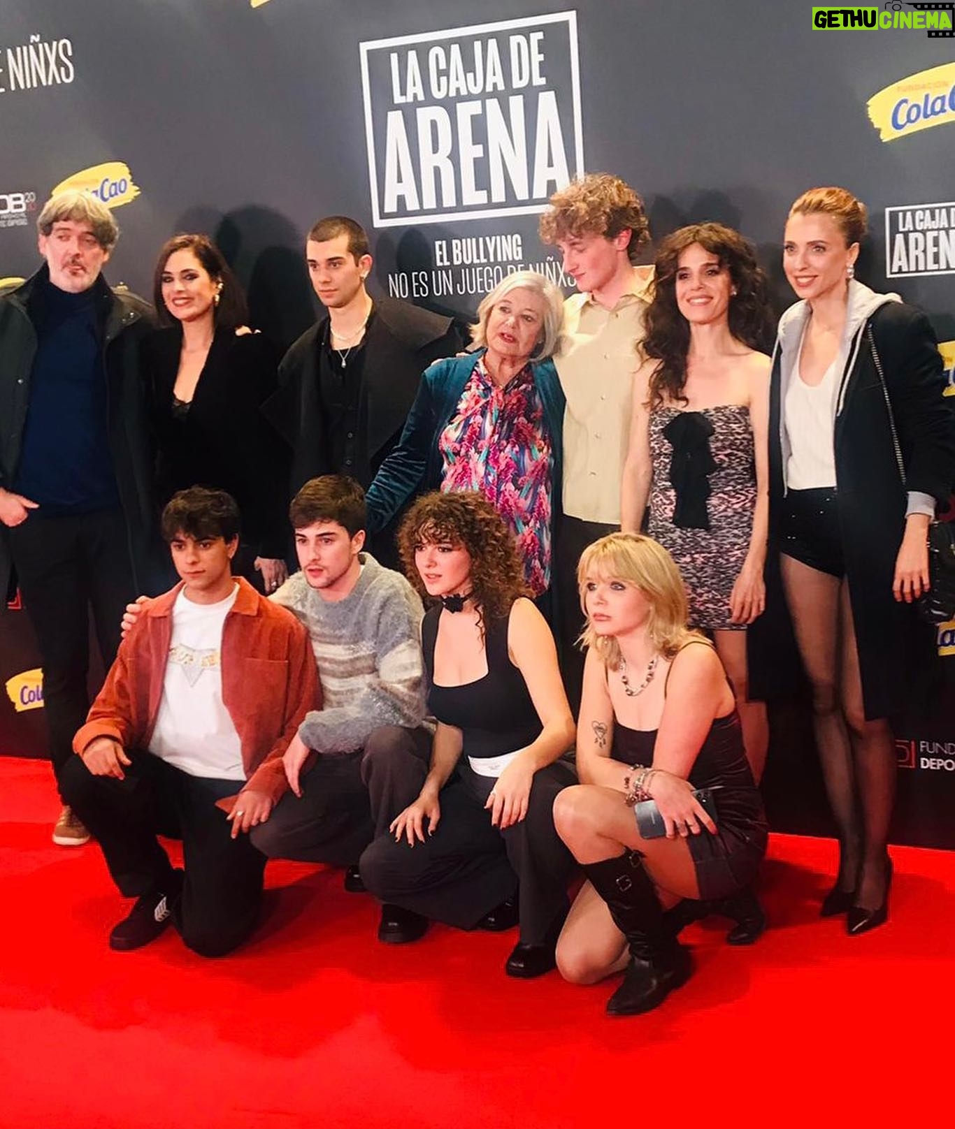 Leticia Dolera Instagram - Qué Alegría y qué suerte formar parte de @lacajadearenaserie un proyecto que nace con una clara intenció de ser una herramienta educativa y de transformación social, que nos pone frente a un caso de bullying, contado desde distintos puntos de vista y nos ayuda a entender y comprender qué sucede cuando en un instituto se da una caso de acoso escolar. Cómo operan el miedo, el silencio y las relaciones de poder. Y cómo a menudo, los propios adultos y la propia sociedad no dispone de las herramientas suficientes para prevenir, rescatar y cuidar de nuestros adolescentes. Y es que el bullying no es un juego de niñxs. Enhorabuena a todo el equipo de la serie en especial a tu reparto, todos brillan y desprenden magia. Y por supuesto también a sus creadores @pedreirateclea , @nurigago y @pedrorp y a su director @danielromerobueno El proyecto es una iniciativa de la @fundacioncolacao y @deportegob Estará disponible en @neox y @atresplayer a partir de este domingo. Gracias @diorling1 @diorbeauty por el makeup y peinado de la noche. Y a @jonathansanchez_art por asesorarme por wasap para el look. #lacajadearena @buendiaestudios