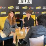 Leticia Dolera Instagram – Qué Alegría y qué suerte formar parte de @lacajadearenaserie un proyecto que nace con una clara intenció de ser una herramienta educativa y de transformación social, que nos pone frente a un caso de bullying, contado desde distintos puntos de vista y nos ayuda a entender y comprender qué sucede cuando en un instituto se da una caso de acoso escolar. Cómo operan el miedo, el silencio y las relaciones de poder. Y cómo a menudo, los propios adultos y la propia sociedad no dispone de las herramientas suficientes para prevenir, rescatar y cuidar de nuestros adolescentes.
Y es que el bullying no es un juego de niñxs.
Enhorabuena a todo el equipo de la serie en especial a tu reparto, todos brillan y desprenden magia. Y por supuesto también a sus creadores @pedreirateclea , @nurigago y @pedrorp y a su director @danielromerobueno
El proyecto es una iniciativa de la @fundacioncolacao y @deportegob
Estará disponible en @neox y @atresplayer a partir de este domingo.
Gracias @diorling1 @diorbeauty por el makeup y peinado de la noche. Y a @jonathansanchez_art por asesorarme por wasap para el look.
#lacajadearena @buendiaestudios