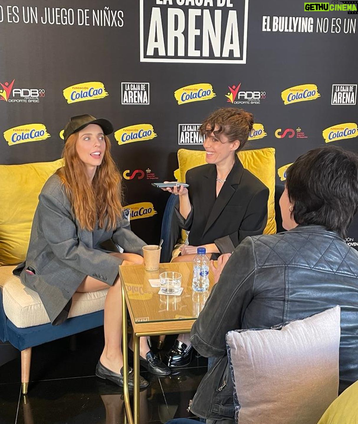 Leticia Dolera Instagram - Qué Alegría y qué suerte formar parte de @lacajadearenaserie un proyecto que nace con una clara intenció de ser una herramienta educativa y de transformación social, que nos pone frente a un caso de bullying, contado desde distintos puntos de vista y nos ayuda a entender y comprender qué sucede cuando en un instituto se da una caso de acoso escolar. Cómo operan el miedo, el silencio y las relaciones de poder. Y cómo a menudo, los propios adultos y la propia sociedad no dispone de las herramientas suficientes para prevenir, rescatar y cuidar de nuestros adolescentes. Y es que el bullying no es un juego de niñxs. Enhorabuena a todo el equipo de la serie en especial a tu reparto, todos brillan y desprenden magia. Y por supuesto también a sus creadores @pedreirateclea , @nurigago y @pedrorp y a su director @danielromerobueno El proyecto es una iniciativa de la @fundacioncolacao y @deportegob Estará disponible en @neox y @atresplayer a partir de este domingo. Gracias @diorling1 @diorbeauty por el makeup y peinado de la noche. Y a @jonathansanchez_art por asesorarme por wasap para el look. #lacajadearena @buendiaestudios