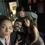 Leticia Dolera Instagram – Qué Alegría y qué suerte formar parte de @lacajadearenaserie un proyecto que nace con una clara intenció de ser una herramienta educativa y de transformación social, que nos pone frente a un caso de bullying, contado desde distintos puntos de vista y nos ayuda a entender y comprender qué sucede cuando en un instituto se da una caso de acoso escolar. Cómo operan el miedo, el silencio y las relaciones de poder. Y cómo a menudo, los propios adultos y la propia sociedad no dispone de las herramientas suficientes para prevenir, rescatar y cuidar de nuestros adolescentes.
Y es que el bullying no es un juego de niñxs.
Enhorabuena a todo el equipo de la serie en especial a tu reparto, todos brillan y desprenden magia. Y por supuesto también a sus creadores @pedreirateclea , @nurigago y @pedrorp y a su director @danielromerobueno
El proyecto es una iniciativa de la @fundacioncolacao y @deportegob
Estará disponible en @neox y @atresplayer a partir de este domingo.
Gracias @diorling1 @diorbeauty por el makeup y peinado de la noche. Y a @jonathansanchez_art por asesorarme por wasap para el look.
#lacajadearena @buendiaestudios
