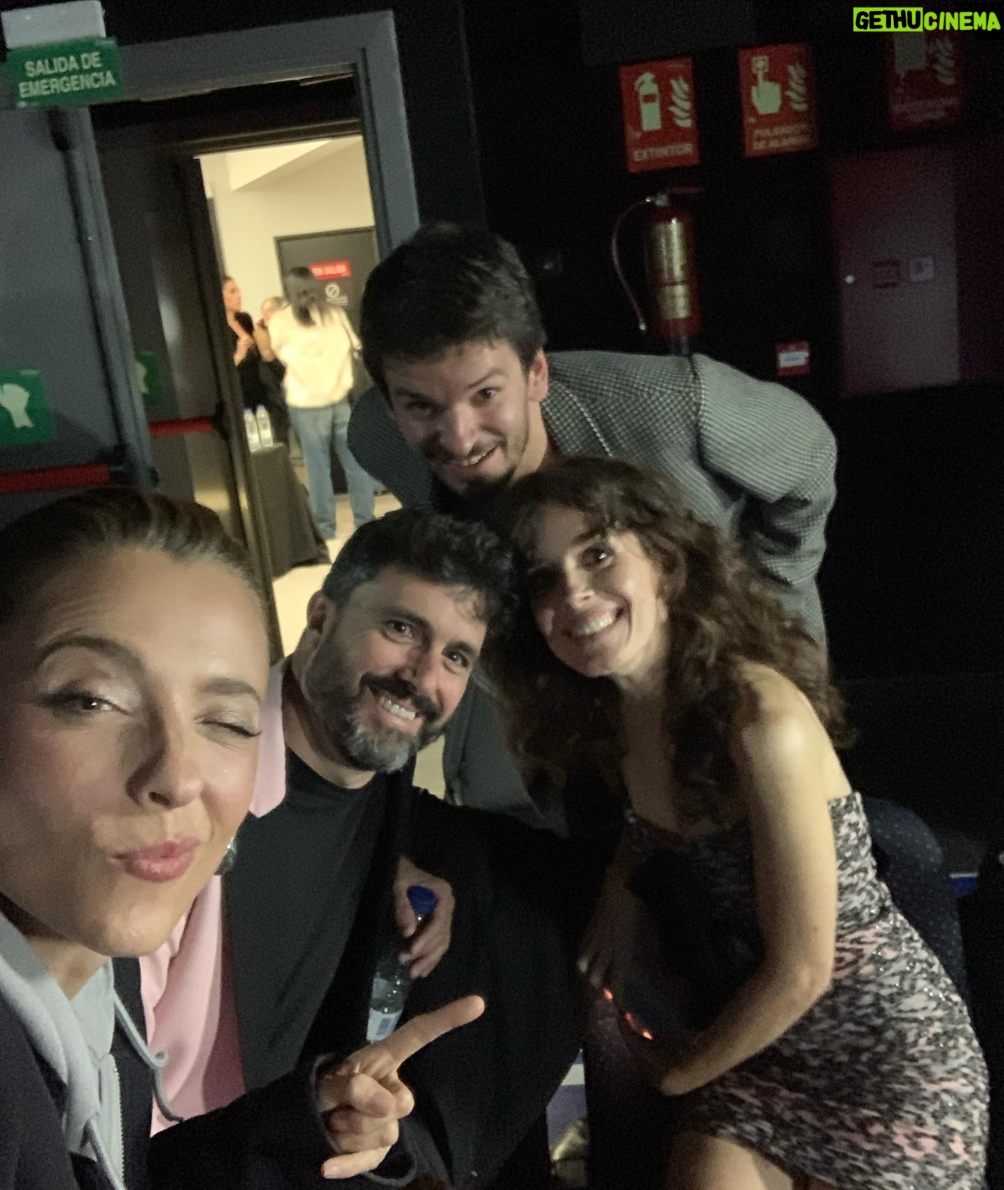 Leticia Dolera Instagram - Qué Alegría y qué suerte formar parte de @lacajadearenaserie un proyecto que nace con una clara intenció de ser una herramienta educativa y de transformación social, que nos pone frente a un caso de bullying, contado desde distintos puntos de vista y nos ayuda a entender y comprender qué sucede cuando en un instituto se da una caso de acoso escolar. Cómo operan el miedo, el silencio y las relaciones de poder. Y cómo a menudo, los propios adultos y la propia sociedad no dispone de las herramientas suficientes para prevenir, rescatar y cuidar de nuestros adolescentes. Y es que el bullying no es un juego de niñxs. Enhorabuena a todo el equipo de la serie en especial a tu reparto, todos brillan y desprenden magia. Y por supuesto también a sus creadores @pedreirateclea , @nurigago y @pedrorp y a su director @danielromerobueno El proyecto es una iniciativa de la @fundacioncolacao y @deportegob Estará disponible en @neox y @atresplayer a partir de este domingo. Gracias @diorling1 @diorbeauty por el makeup y peinado de la noche. Y a @jonathansanchez_art por asesorarme por wasap para el look. #lacajadearena @buendiaestudios
