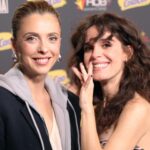 Leticia Dolera Instagram – Qué Alegría y qué suerte formar parte de @lacajadearenaserie un proyecto que nace con una clara intenció de ser una herramienta educativa y de transformación social, que nos pone frente a un caso de bullying, contado desde distintos puntos de vista y nos ayuda a entender y comprender qué sucede cuando en un instituto se da una caso de acoso escolar. Cómo operan el miedo, el silencio y las relaciones de poder. Y cómo a menudo, los propios adultos y la propia sociedad no dispone de las herramientas suficientes para prevenir, rescatar y cuidar de nuestros adolescentes.
Y es que el bullying no es un juego de niñxs.
Enhorabuena a todo el equipo de la serie en especial a tu reparto, todos brillan y desprenden magia. Y por supuesto también a sus creadores @pedreirateclea , @nurigago y @pedrorp y a su director @danielromerobueno
El proyecto es una iniciativa de la @fundacioncolacao y @deportegob
Estará disponible en @neox y @atresplayer a partir de este domingo.
Gracias @diorling1 @diorbeauty por el makeup y peinado de la noche. Y a @jonathansanchez_art por asesorarme por wasap para el look.
#lacajadearena @buendiaestudios