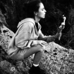 Leticia Dolera Instagram - ESTRENAMOS LA MARCELA EN MADRID EL 26 de ABRIL EN EL TEATRO de @scervantina Es la primera vez que dirijo teatro (dirigí una vez Microteatro) y lo hago muy bien acompañada. El monólogo está protagonizado por @celiafreijeiro con un texto de María Folguera a partir del capítulo XIV de Don Quijote de la Mancha de Miguel de Cervantes. El Diseño del espacio escénico es de @pablochavesmaza El Diseño de iluminación de @lolabarrosoiluminacion Ayudante de iluminación: @elenaalejandrernauer El Diseño de vestuario es de @marta_murillo_arias Diseño de sonido: @pabl0.music  Directora de producción: @milena___suarez  Ayudante de producción: @paula_pinaa Coordinación @scervantina: @anacarreraslopez, @jaime.dallcante La Edición de visuales es de Ana Caro  @acm_xvi El Diseño gráfico y de este precioso cartel es de @jesusbosqued.art Una producción de @scervantina con el apoyo de @culturagob y @fundlacaixa NOS VEMOS EN EL TEATROOOOOOO 🔥🔥🔥