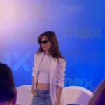 Leticia Dolera Instagram - Ayer fue un día intenso en Madrid donde tuve tiempo para todo: presentación de Pubertat por la mañana, reescritura del capítulo 5, mini siesta, parada en evento de @loewe, presentación por la noche de la temporada del año que viene de @hbomaxes , charleta en la plaza con @antonio_abeledo y @fionavq y metida en la cama viendo un capítulo de HACKS a las once 😎✌🏼 Ah! Y sí, crucé el centro de Madrid en zapatillas de hotel. Ahora ya de vuelta hacia Barcelona para seguir con la pre-producción del que es, por ahora, el proyecto más complejo que he hecho jamás. 💪🏼 A por ello.