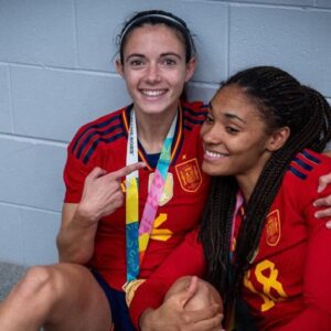 Leticia Dolera Instagram - Hace cinco años casi ni televisaban sus partidos. Han tenido todo un sistema cargado de prejuicios y discriminación en contra y aún así ahora son ¡¡CAMPEONAS DEL MUNDO!! 🔥🔥🔥
#referentes #campeonas