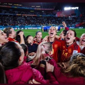 Leticia Dolera Instagram - Hace cinco años casi ni televisaban sus partidos. Han tenido todo un sistema cargado de prejuicios y discriminación en contra y aún así ahora son ¡¡CAMPEONAS DEL MUNDO!! 🔥🔥🔥
#referentes #campeonas