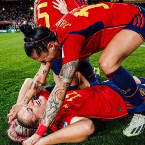 Leticia Dolera Instagram - Hace cinco años casi ni televisaban sus partidos. Han tenido todo un sistema cargado de prejuicios y discriminación en contra y aún así ahora son ¡¡CAMPEONAS DEL MUNDO!! 🔥🔥🔥
#referentes #campeonas