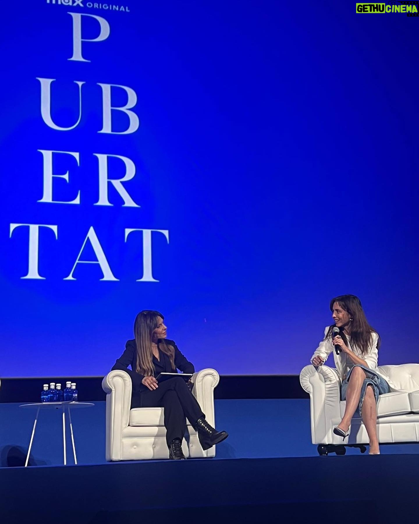 Leticia Dolera Instagram - Ayer fue un día intenso en Madrid donde tuve tiempo para todo: presentación de Pubertat por la mañana, reescritura del capítulo 5, mini siesta, parada en evento de @loewe, presentación por la noche de la temporada del año que viene de @hbomaxes , charleta en la plaza con @antonio_abeledo y @fionavq y metida en la cama viendo un capítulo de HACKS a las once 😎✌🏼 Ah! Y sí, crucé el centro de Madrid en zapatillas de hotel. Ahora ya de vuelta hacia Barcelona para seguir con la pre-producción del que es, por ahora, el proyecto más complejo que he hecho jamás. 💪🏼 A por ello.