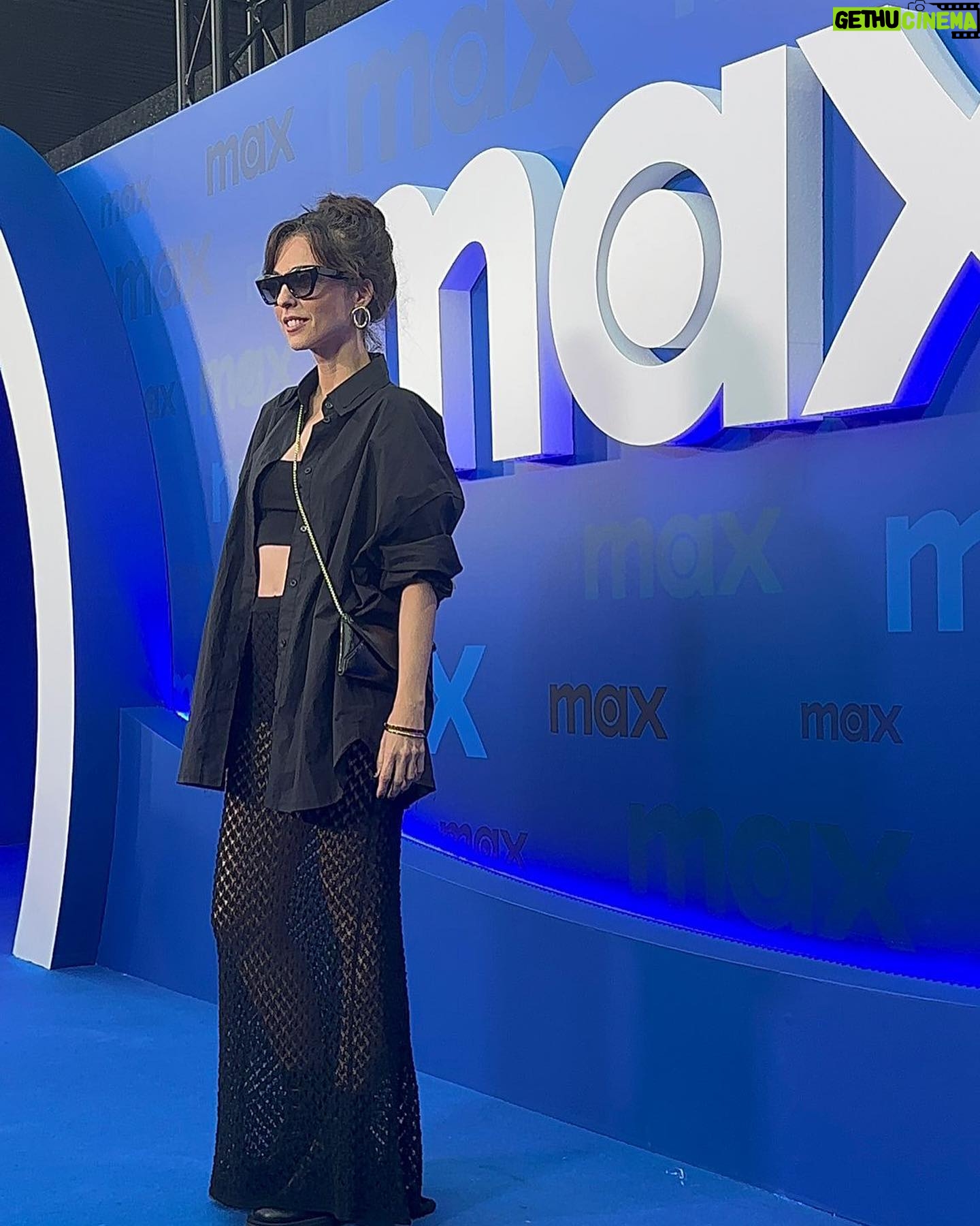 Leticia Dolera Instagram - Ayer fue un día intenso en Madrid donde tuve tiempo para todo: presentación de Pubertat por la mañana, reescritura del capítulo 5, mini siesta, parada en evento de @loewe, presentación por la noche de la temporada del año que viene de @hbomaxes , charleta en la plaza con @antonio_abeledo y @fionavq y metida en la cama viendo un capítulo de HACKS a las once 😎✌🏼 Ah! Y sí, crucé el centro de Madrid en zapatillas de hotel. Ahora ya de vuelta hacia Barcelona para seguir con la pre-producción del que es, por ahora, el proyecto más complejo que he hecho jamás. 💪🏼 A por ello.