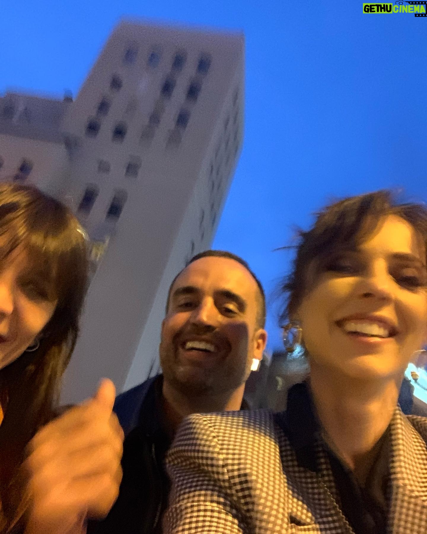 Leticia Dolera Instagram - Ayer fue un día intenso en Madrid donde tuve tiempo para todo: presentación de Pubertat por la mañana, reescritura del capítulo 5, mini siesta, parada en evento de @loewe, presentación por la noche de la temporada del año que viene de @hbomaxes , charleta en la plaza con @antonio_abeledo y @fionavq y metida en la cama viendo un capítulo de HACKS a las once 😎✌🏼 Ah! Y sí, crucé el centro de Madrid en zapatillas de hotel. Ahora ya de vuelta hacia Barcelona para seguir con la pre-producción del que es, por ahora, el proyecto más complejo que he hecho jamás. 💪🏼 A por ello.