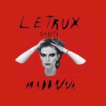 Letrux Instagram - Em 2018, fizemos um show na virada cultural em São Paulo, pra homenagear os 60 anos de vida da Madonna, one and only. Foi quase impossível escolher um setlist, mas foi divertido pra dedéu e algumas músicas a gente ainda manteve no nosso show depois de um tempo, como Ray Of Light, Human Nature e Secret. Depois de uns meses (ou anos), eu achei esse show completo no youtube, filmado de uma forma clandestina e maravilhosa pela galera da @uxterra. Escolhi colocar essa música, Hollywood, do disco American Life, porque lembro que essa me causou um frisson absoluto ao ensaiar e fazer ao vivo. Tinha languidez, tinha rap, corinho, synths, aquele caos e cosmos que eu tanto amo me inserir. Então nesse dia de #TemBastanteTempo, eis aqui uma lembrança de 2018, já nos aquecimentos para o show da @madonna no Rio, que EMOÇÃO 🔥❤️
