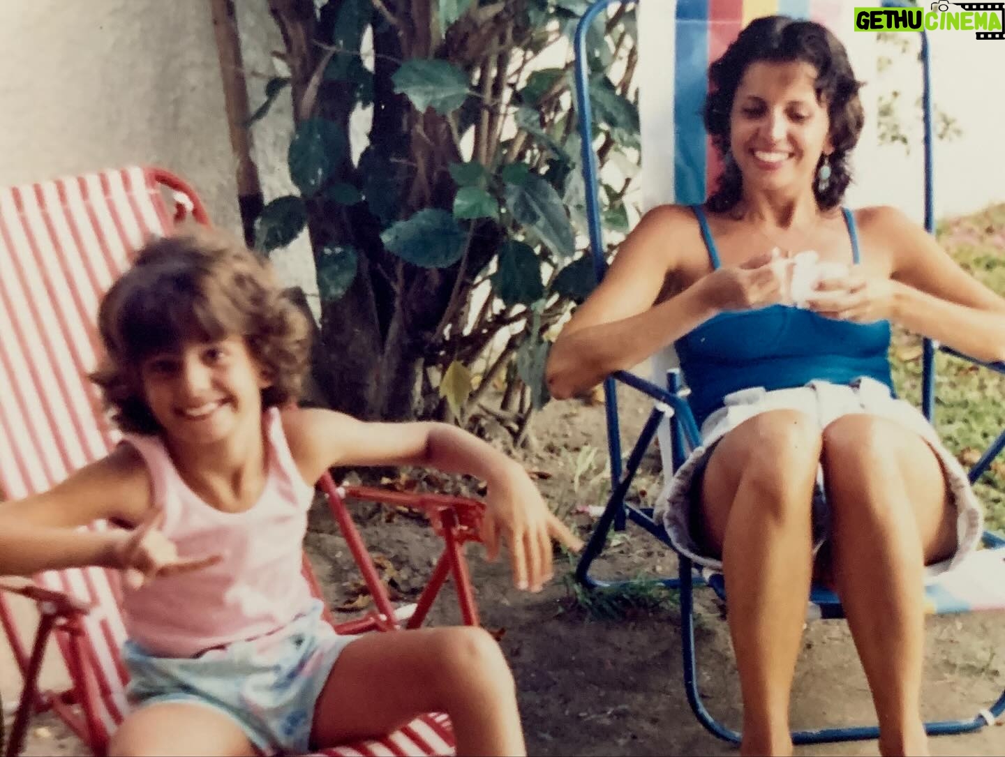 Letrux Instagram - aniversário daquela que me possibilitou existir aqui na terra: minha mãe Sônia ❤️ minha mãe me ensinou a amar a natureza e a mesmo delirando dentro da espiritualidade, ter consciência pragmática da vida (a foto 9 é de 2016, eu estava reclamando de alguma saga que estava enfrentando pra abrir o meu Mei e ela me respondeu isso, hahaha! morro de rir relembrando) muita contemplação e muita neurose hahaha combinação curiosa e cômica. prato cheio pra virar palhaça. hoje ela faz 70 anos e eu me emociono pensando nessa jornada ✨