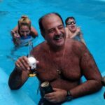 Letrux Instagram - feliz aniversário para o melhor pai do universo, o meu ✨ por ter 1.96m, por onde passa meu pai é uma figura marcante. mas para além do tamanho físico, meu pai tem um tamanho de alegria, amor, caridade e axé que é maior que a vida. não à toa o nome é luiz, que vem de luz, que você tem de sobra. sorte minha e da minha família. feliz dia, pai! cervejinha, charutinho, queijinho, musiquinha, aquele pacote das coisas boas da vida que você ama! viva! ❤️❤️❤️❤️❤️